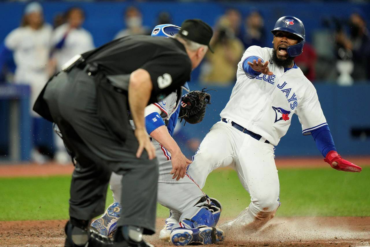 Hern ndez leads Blue Jays to wild 10 8 win over Texas in 2022 home