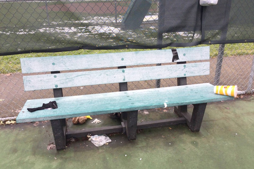 31453232_web1_230104-PQN-Filthy-Tennis-Courts-benches_1