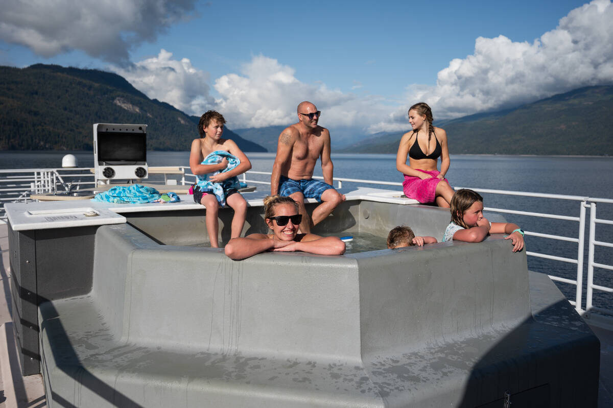 Is there anything more relaxing than a hot tub with a lake view? Twin Anchors Houseboats photo