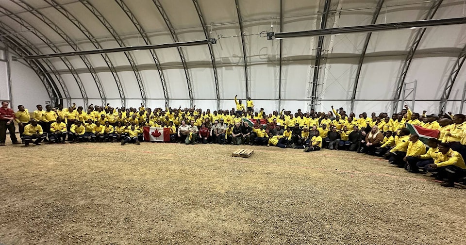 33960221_web1_230928-OEB-southafrican-firefighters-arrive_1