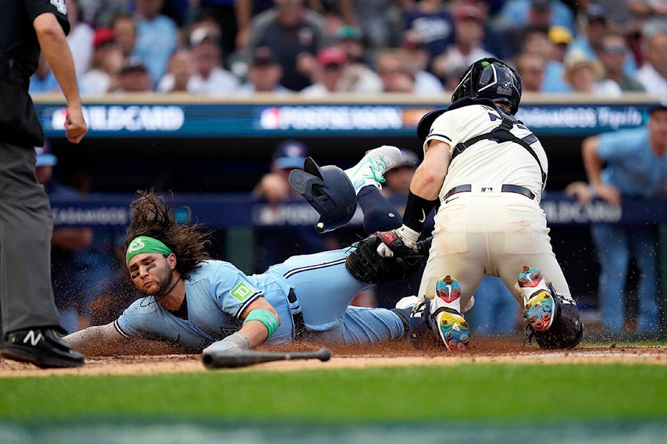 34099629_web1_231003-CPW-Jays-Twins-jays_1