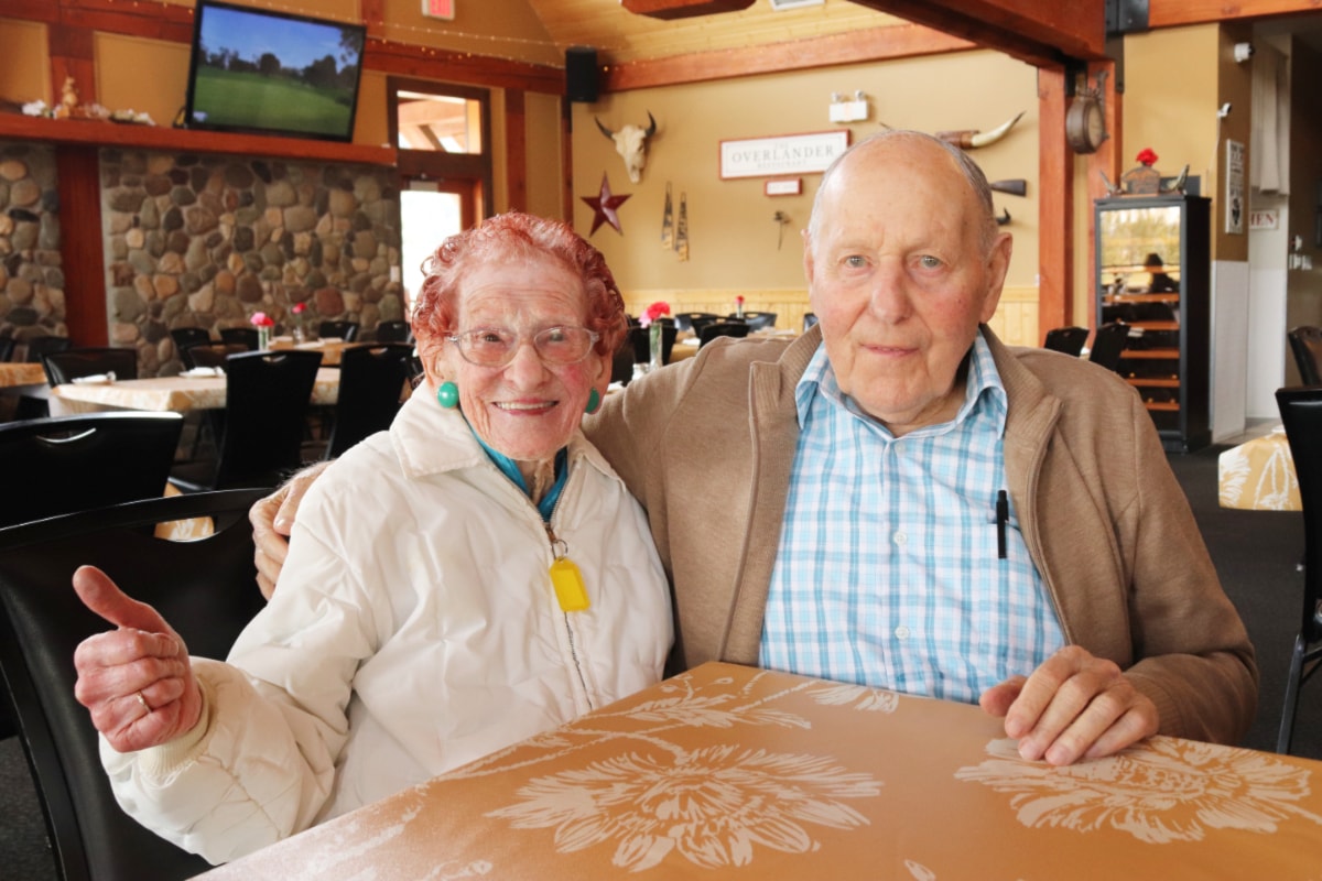 در یک دیدار دوستانه و جذاب، هلن سیدنی 102 ساله و تد دیکاک 90 ساله، پس از 80 سال دوباره با یکدیگر ملاقات کردند. این دیداری برای یادآوری خاطرات دوران مدرسه و زندگیهای موازی آنها بود.