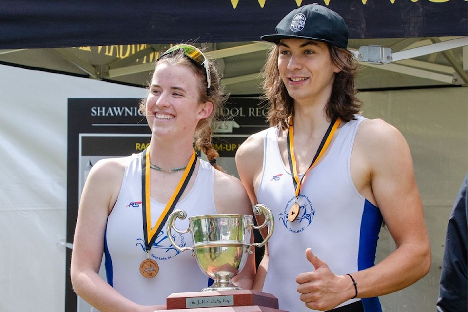 Vernon's Sierra Munroe and Cole O’Connor with the Mixed 2x Trophy