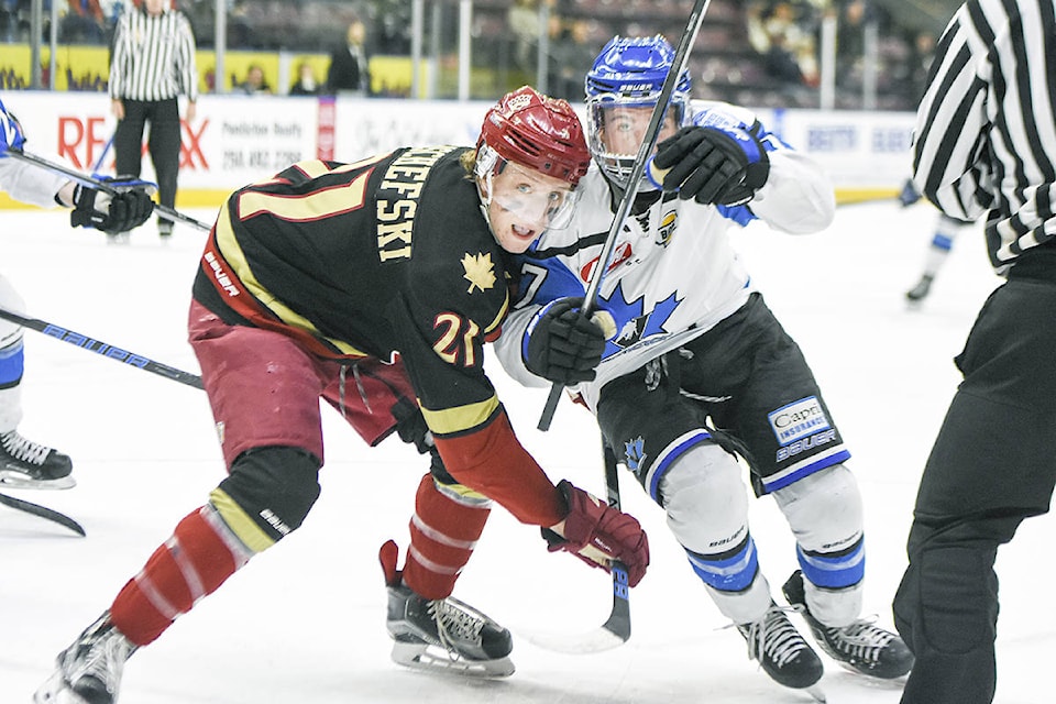 web1_170421-PWN-Vees-chiefs-04-T