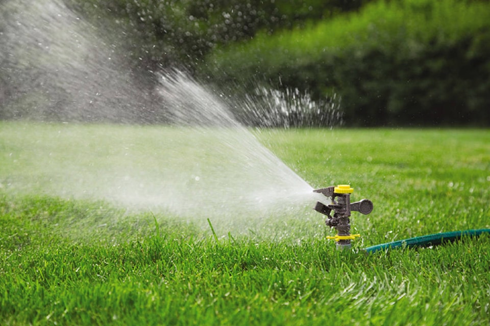 7984041_web1_lawn-sprinkler