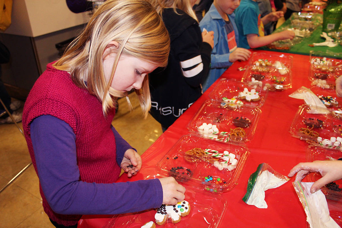 9807965_web1_171215-VMS-decorating-cookies3