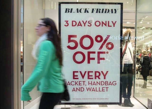 9946255_web1_151126-BUSINESS-Black-Friday-PIC
