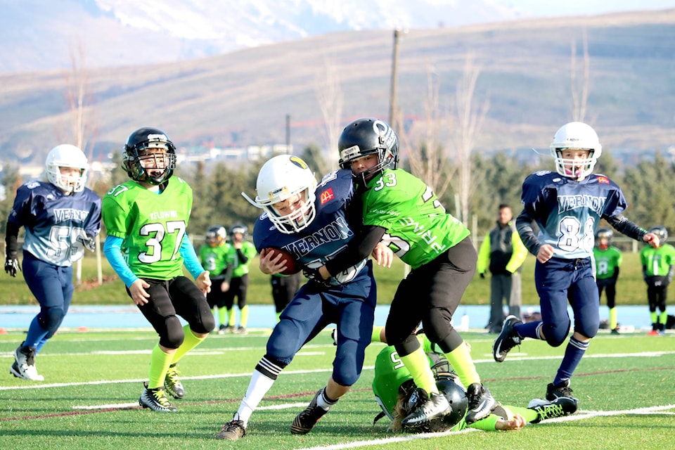 14373368_web1_181114-VMS-football2