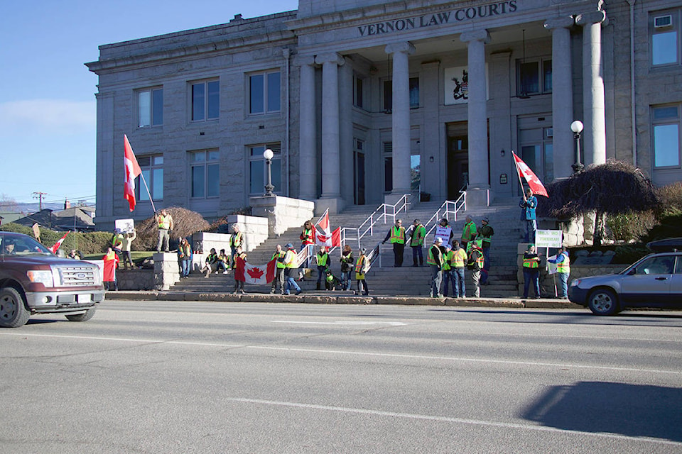 14826118_web1_181219-VMS-yellow-vest-protest_1