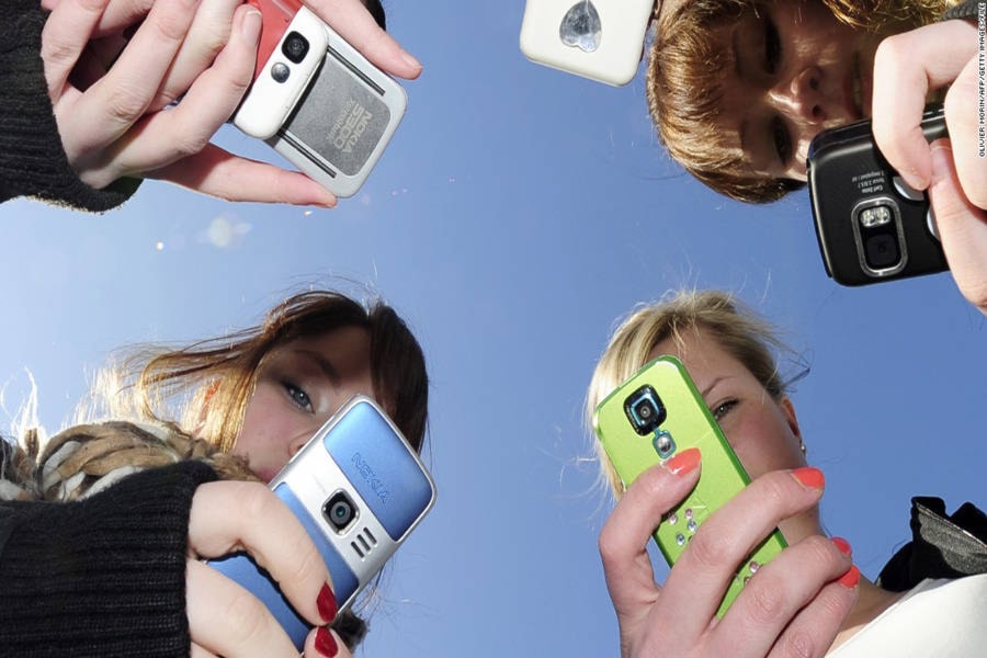 14928746_web1_181226_KCN_-teens-cell-phones