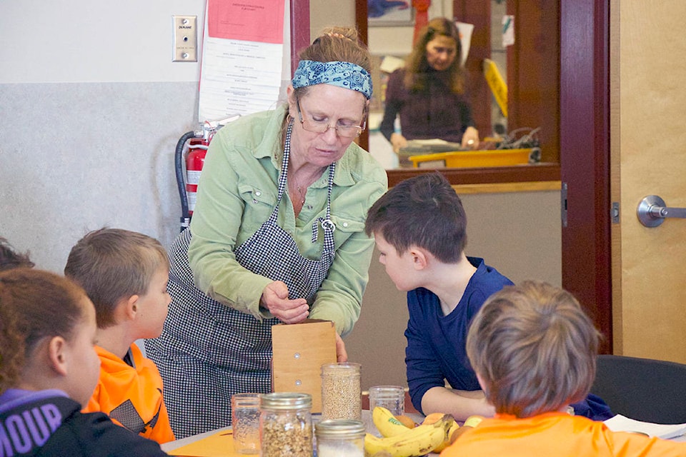 Facilitator Dawn Guenette teaches the class about oats during their cooking session Tuesday, Feb. 27. (Brieanna Charlebois - Morning Star)