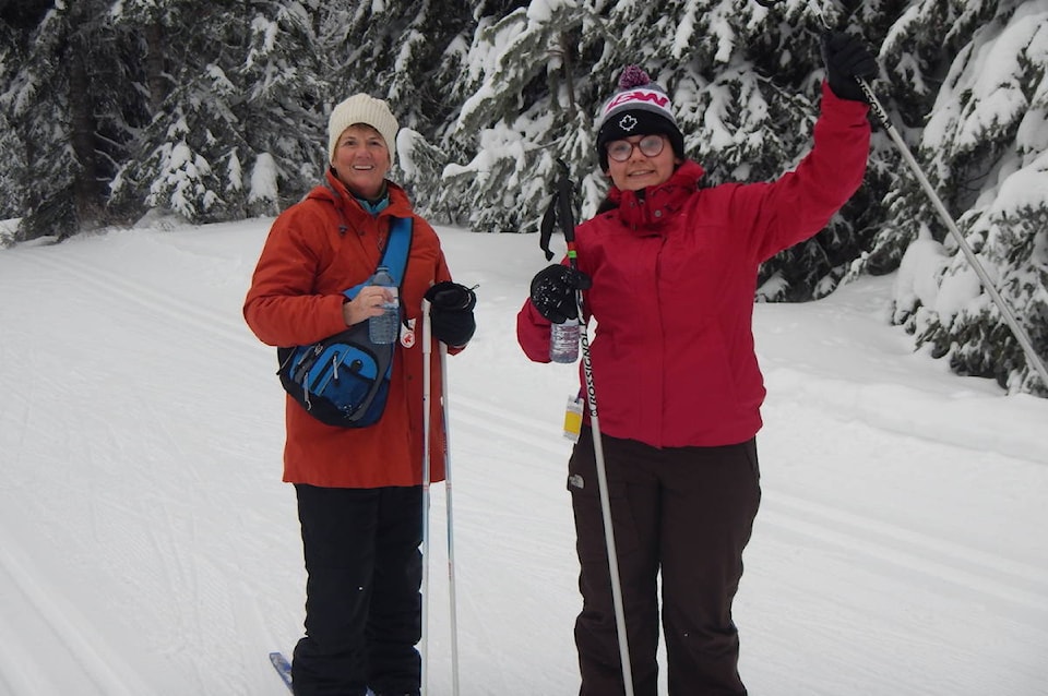 16995894_web1_DUDA-XC-ski-with-Mary-Jackson-past-Kal-Rotary-president