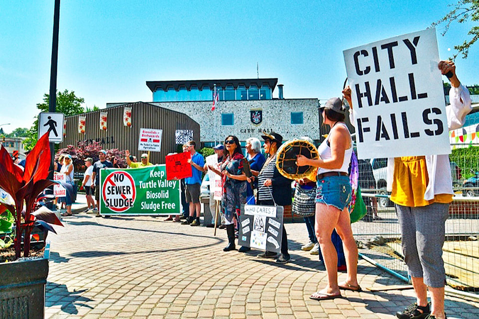 17236603_web1_copy_190612-SAA-KTW-Biosolids-protest