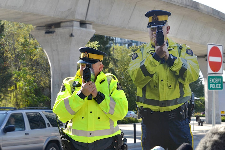 17490031_web1_190628-KCN-scarecrow-cops