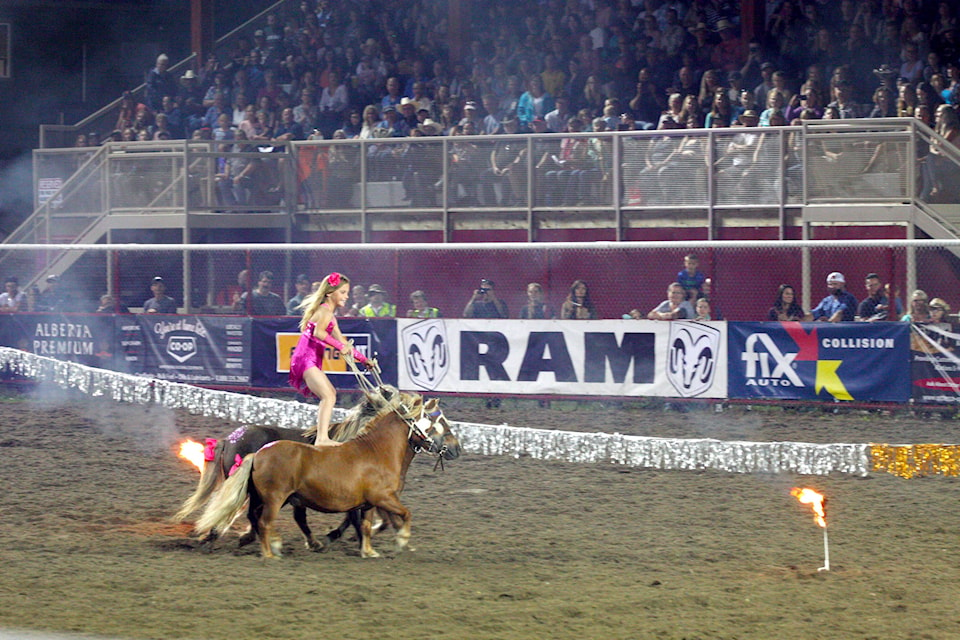 19153872_web1_190911-VMS-rodeo5