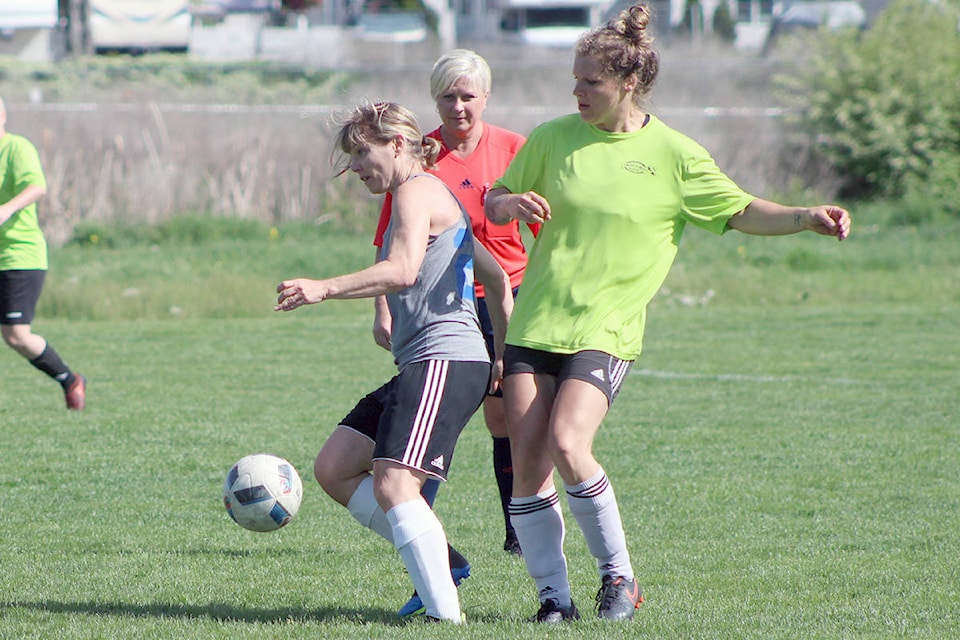 21146585_web1_190529-VMS-oldtimerssoccer1