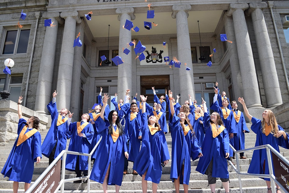21877395_web1_200618-VMS-VCS-grad-VCS-grad-2020_6