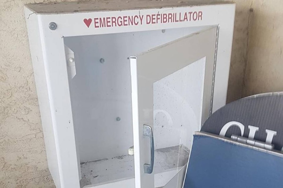 24522726_web1_210318-WIN-defibrillator-DEFIBRILLATOR_1