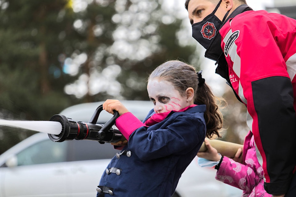 Jasmine Stiles operates the fire hose with ease on Oct. 29, 2021. (Zachary Roman/Salmon Arm Observer)