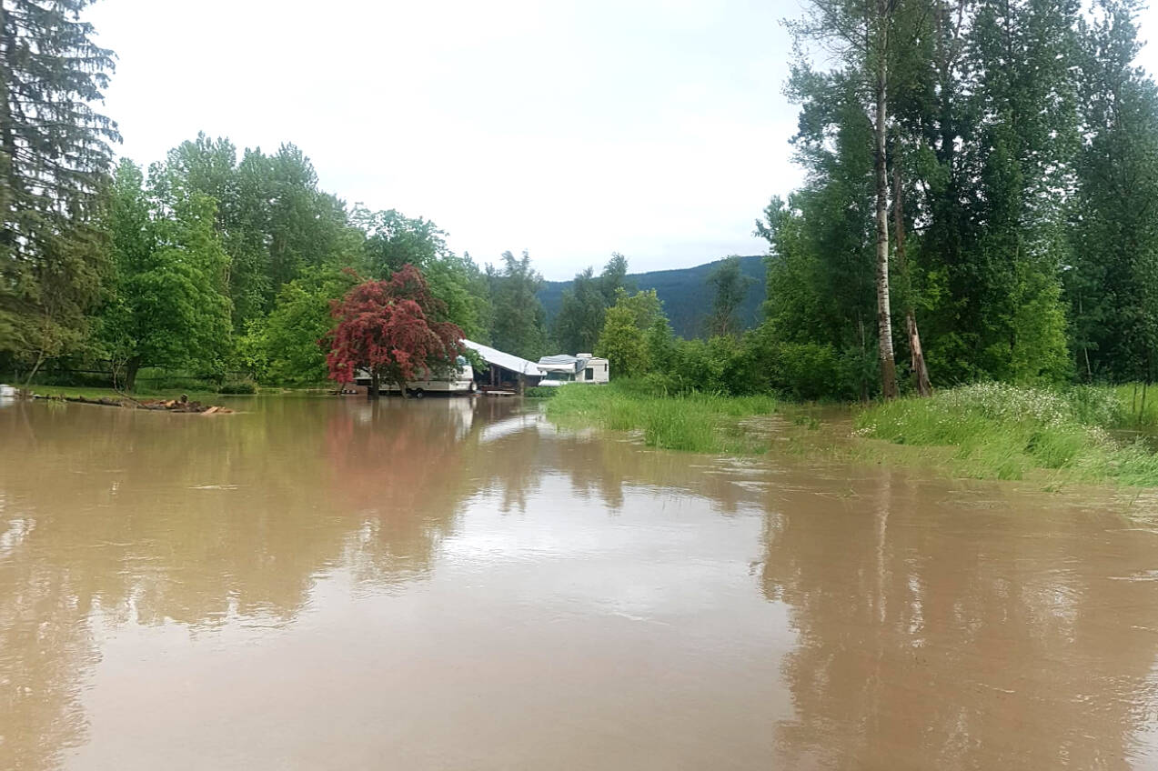 29463543_web1_copy_220616-VMS-lumby-floods-sandbags_1