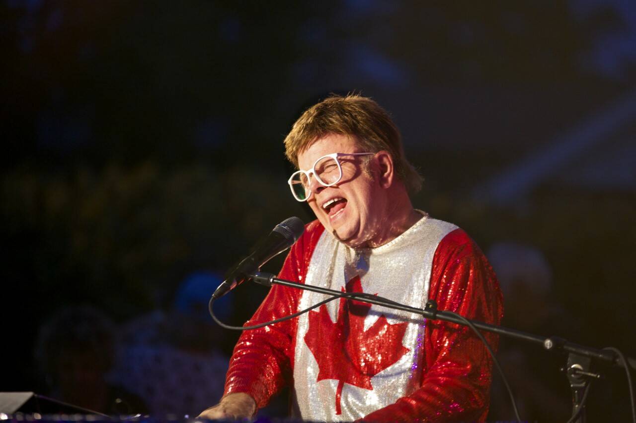 30285078_web1_220908-VMS-Elton-John-3_1