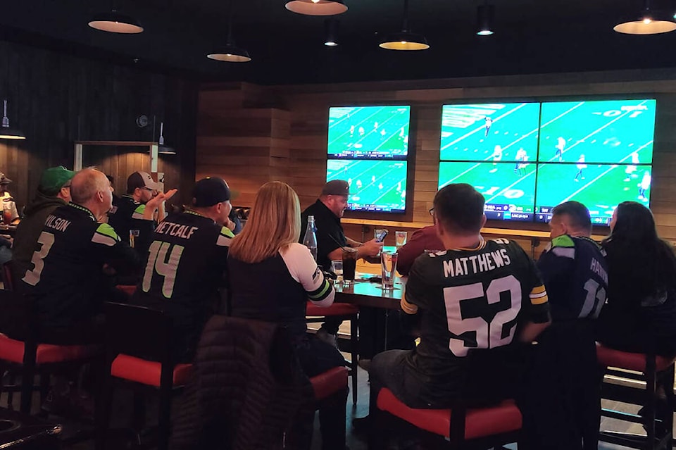 30666172_web1_221013-VMS-seahawkers-SEAHAWKERS_1