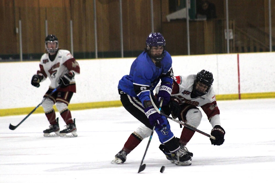 31048200_web1_221124-VMS-knights-coyotes-KIJHLKNIGHTS_2