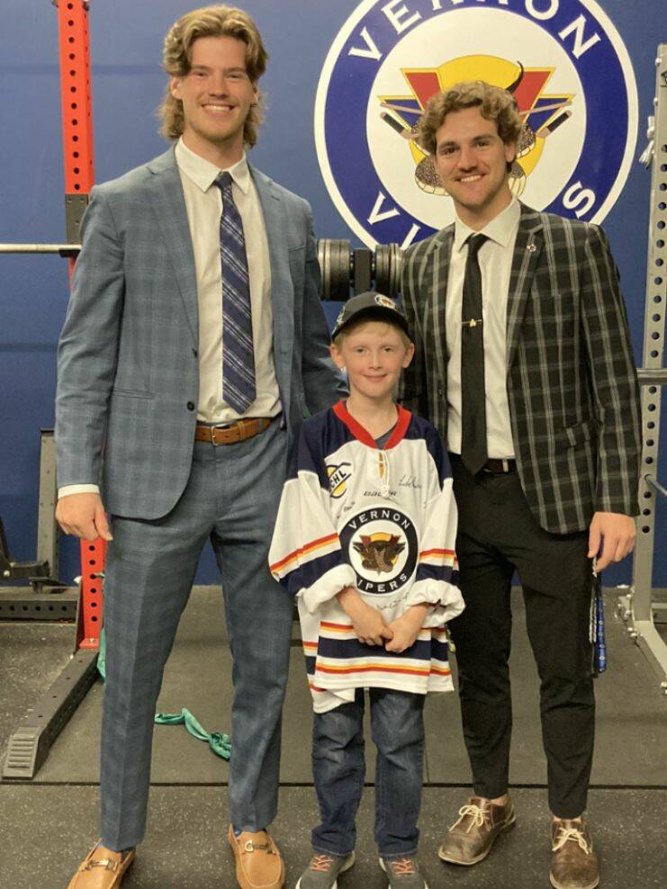 Tomas meeting with Luke Pakulak (left) and Reagan Milburn during a Vipers pre-season game in September.(Contributed)