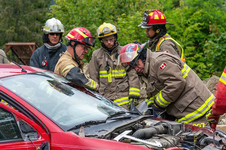 32324208_web1_230406-GOS-Firefighter_2
