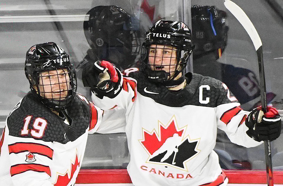 32338729_web1_230405-CPW-womens-hockey-worlds-preview-Poulin_1