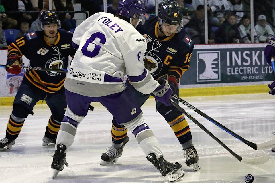 32499372_web1_230427-VMS-Vipers-Backs-Game5-VIPERS_1