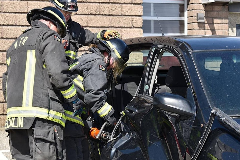 32552100_web1_230504-VMS-girl-firefighters-students_2