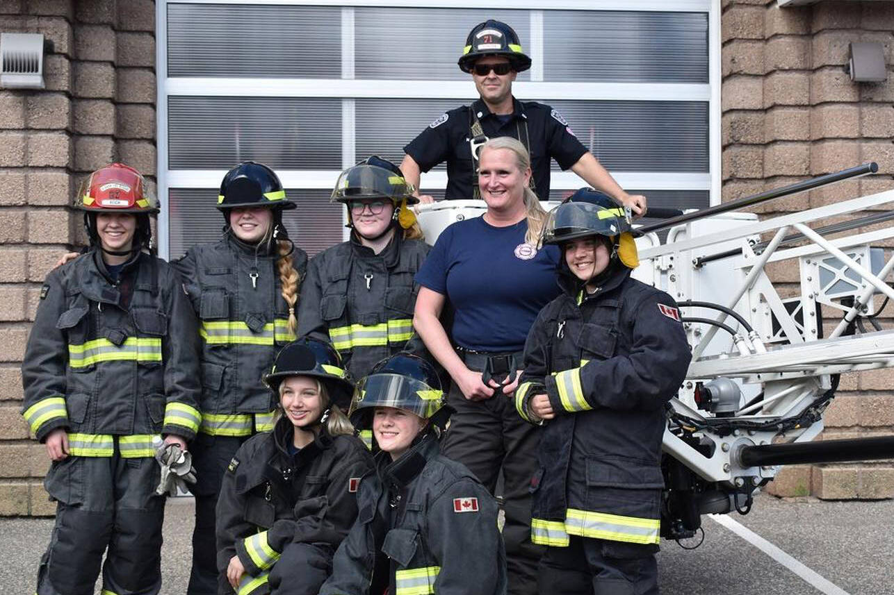 32552100_web1_230504-VMS-girl-firefighters-students_4