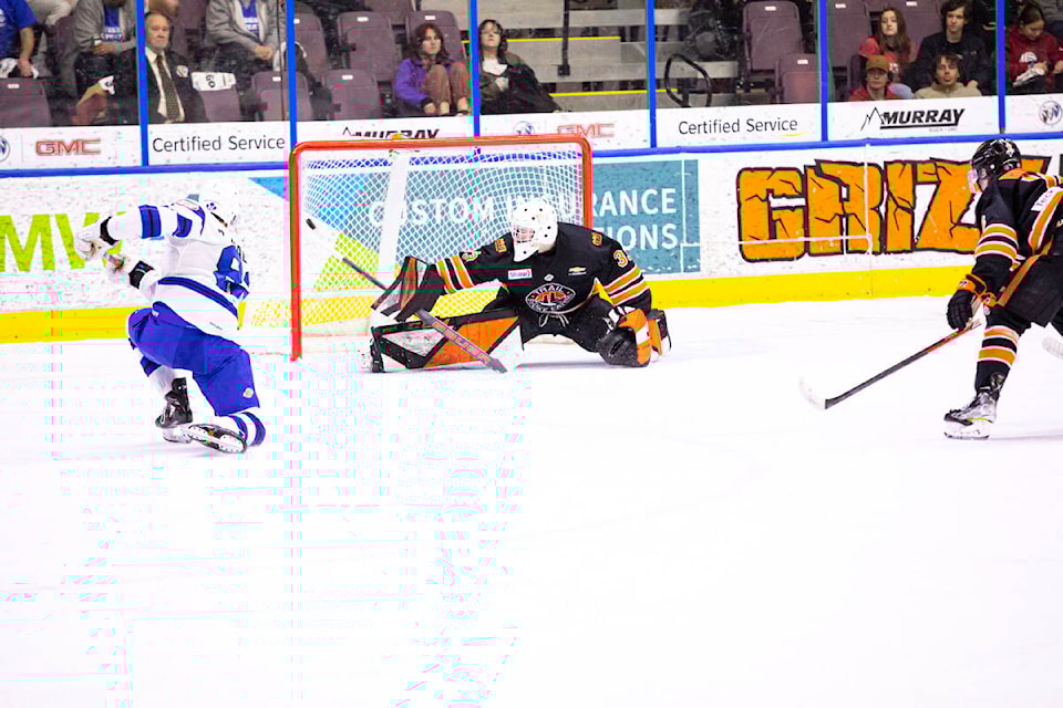 32571335_web1_230405-PWN-Vees-Game1-VeesTrail_1