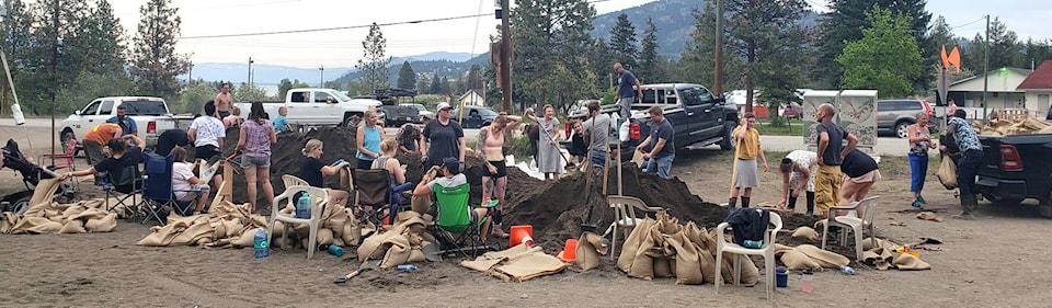 32630499_web1_230511-VMS-westside-sandbag_2