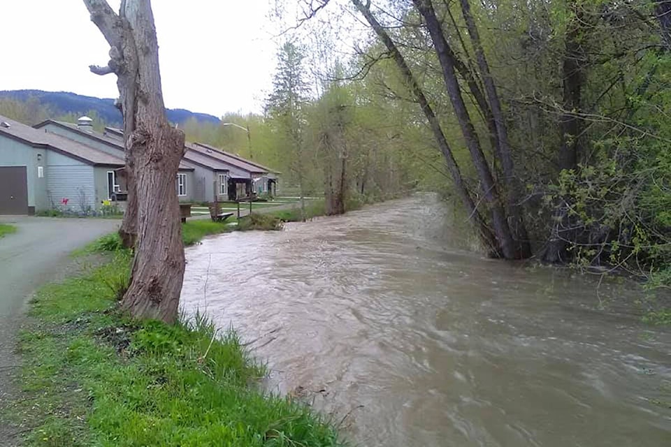 32631915_web1_170506-VMS-Lumby-flood-saddlemountain