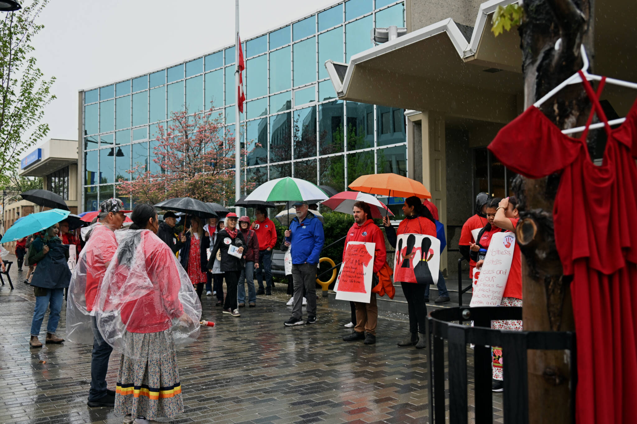 32639744_web1_230511-PWN-RedDressWalk_2