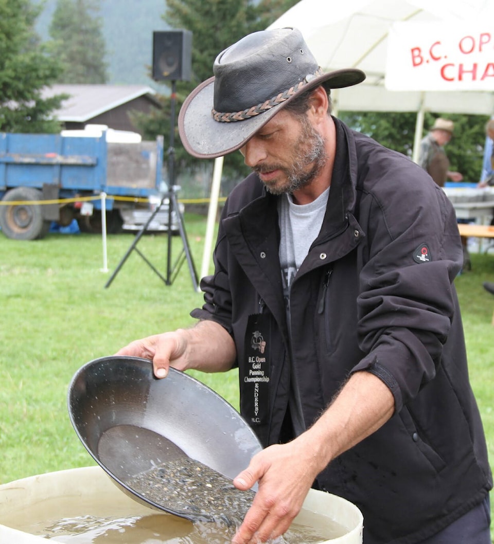 32686015_web1_230518-VMS-gold-panning-1_2