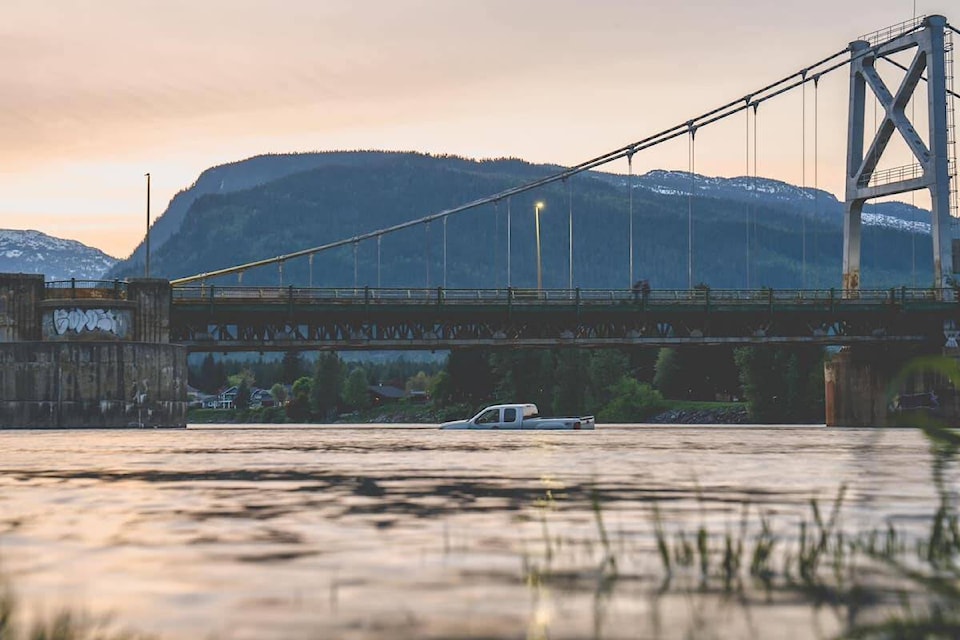 32740031_web1_230525-RTR-TRUCK-IN-RIVER--pic_1