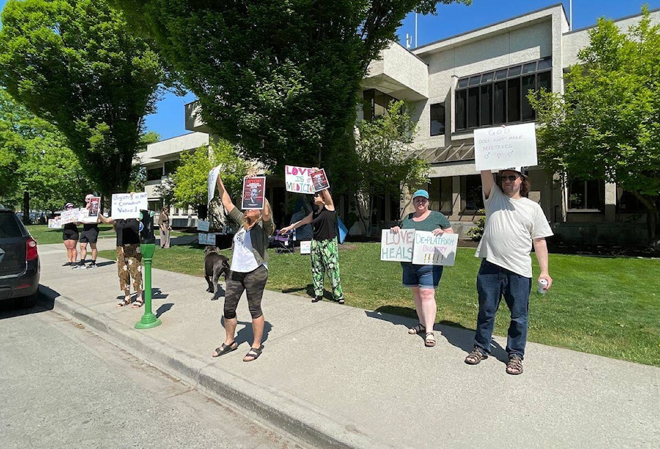 32781809_web1_230525-KCN-Peterson-protest-_1