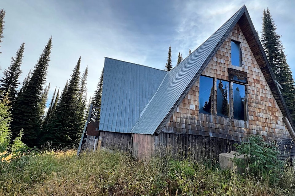 32891496_web1_230608-VMS-snowmobile-chalet-CHALET_2