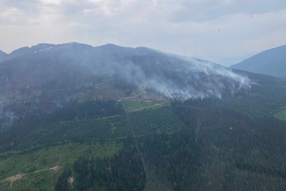32991175_web1_230615-RTR-WILDFIRE-photo_1