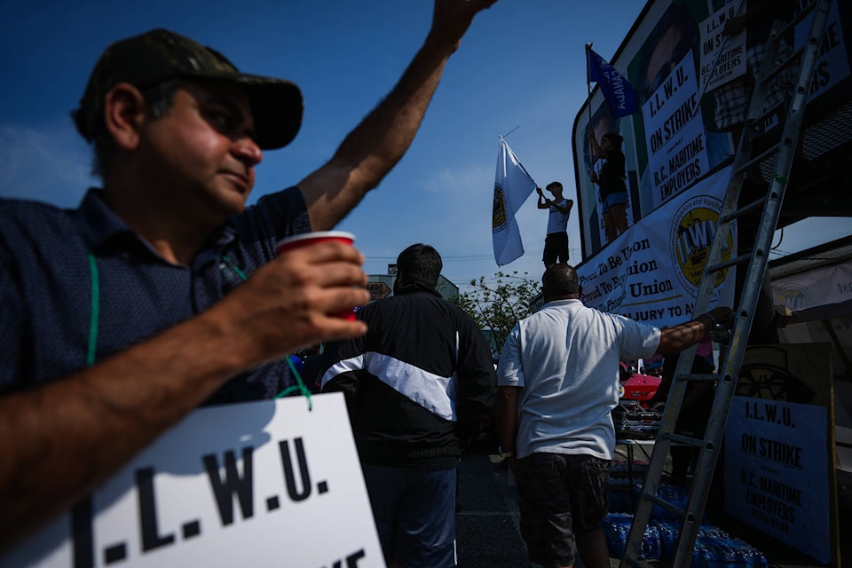 33262624_web1_230707-CPW-port-strike-day-7-rally_1