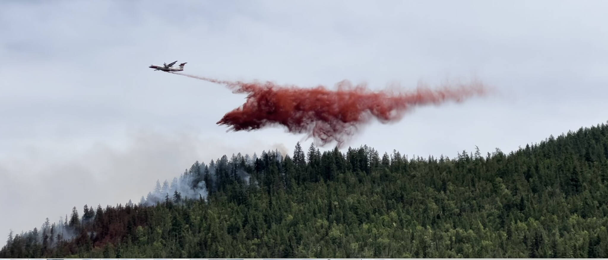 33389818_web1_230727-VMS-wildfires-retardant_2