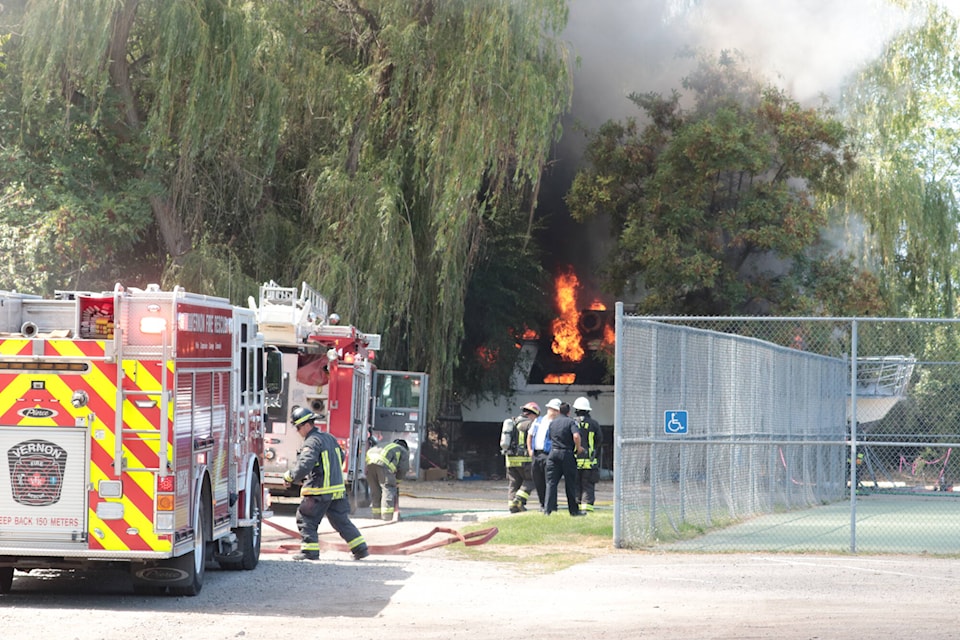 A houseboat caught fire early Tuesday afternoon on Paddlewheel Park. (Brendan Shykora- Morning Star)