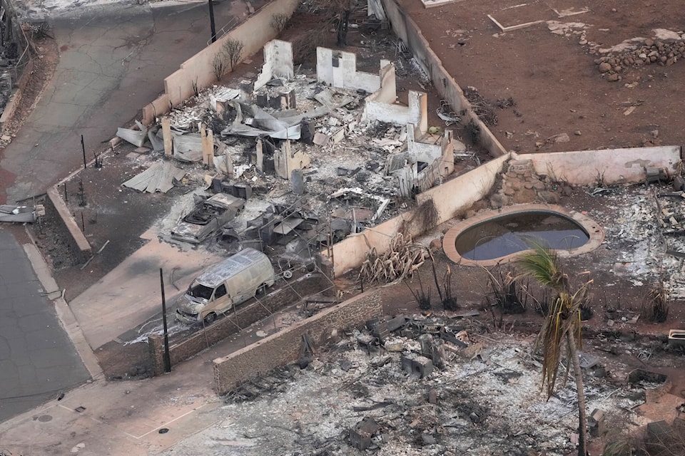 33569469_web1_230810-CPW-Maui-Canadian-travel-warning-ashes_1