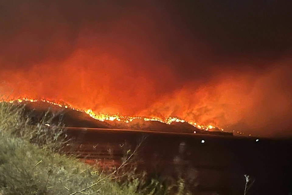 The McDougall Creek wildfire on August 17, 2023, from Kelowna, B.C. (Jacqueline Gelineau/Kelowna Capital News)