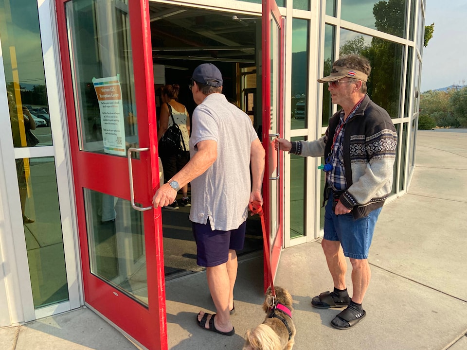 33737463_web1_230824-VMS-evacuees-ESS_5