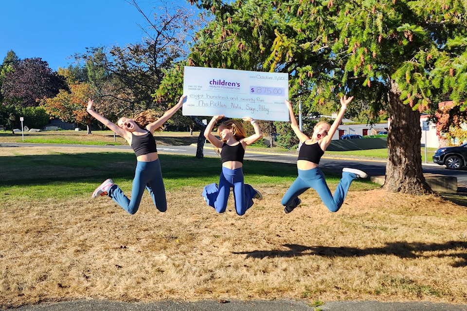 the-pickles-jumping-with-cheque-photo