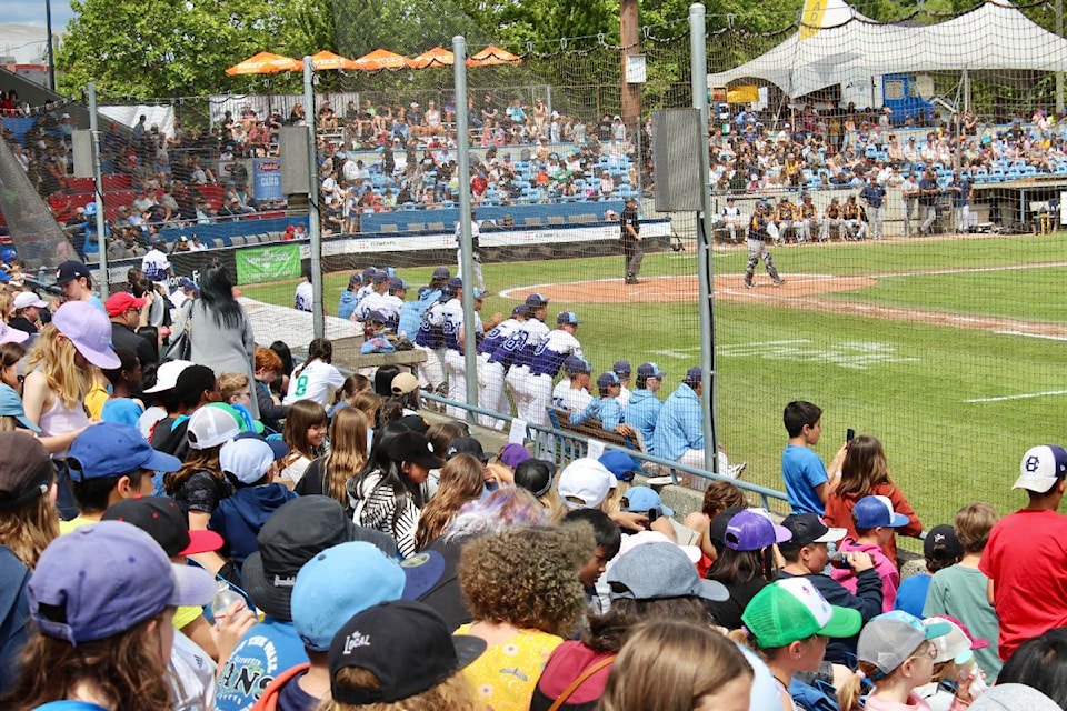 A combined crowd of 2,576 brought the noise to Royal Athletic Park on Thursday for the HarbourCats’ second School Spirit Game of the season.